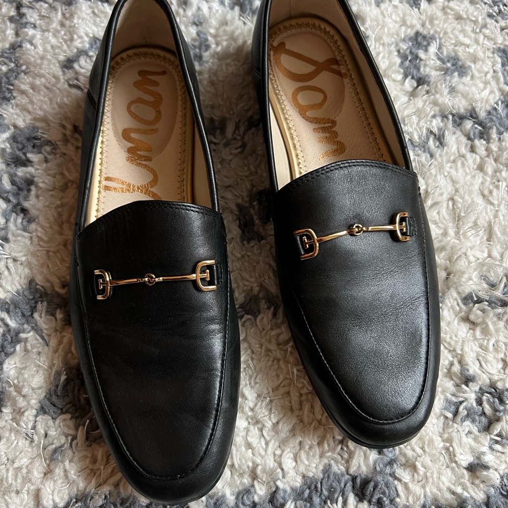 SAM EDELMAN BLACK LOAFER WITH GOLD DETAILING. SIZE 7.5